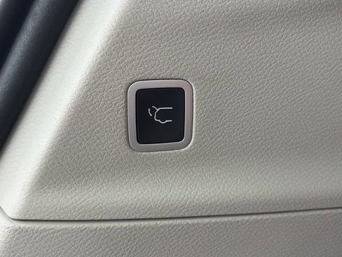 Used 2024 Chrysler Pacifica Touring-L image 41