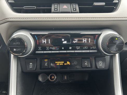 Used 2022 Toyota RAV4 XLE Premium image 14