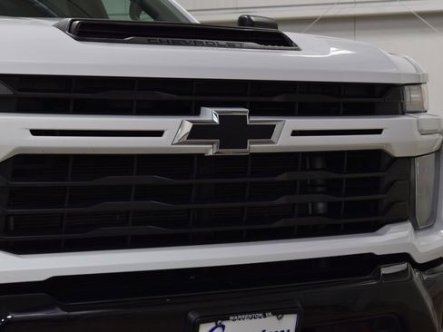 Used 2024 Chevrolet Silverado 2500 Custom w/ Custom Value Package image 11