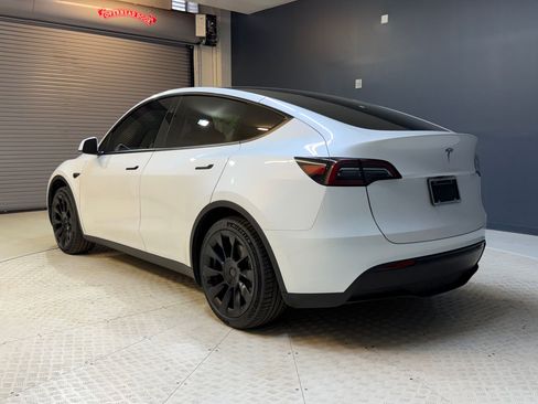 Used 2023 Tesla Model Y 2WD image 3
