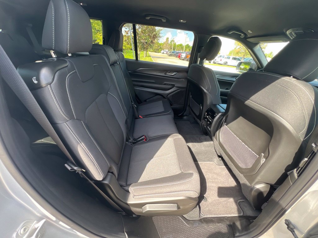 Used 2026 Jeep Grand Cherokee L Laredo RWD image 15