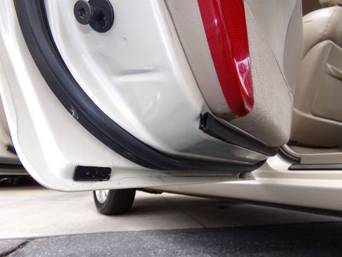 Used 2001 Lincoln Continental image 80