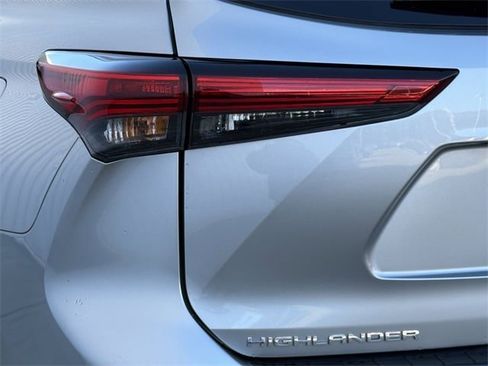 Used 2023 Toyota Highlander XLE image 6