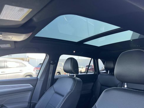 Certified 2021 Volkswagen Atlas Cross Sport SE w/ Panoramic Sunroof Package FWD image 19