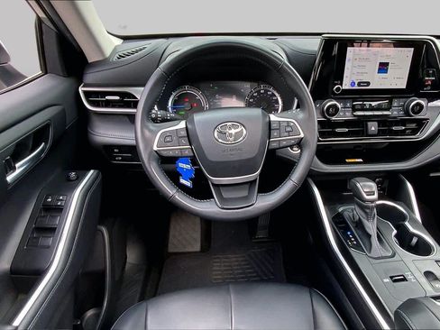 Used 2024 Toyota Highlander XLE AWD/4WD image 5