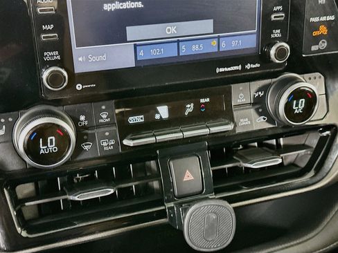 Used 2020 Toyota Highlander XLE FWD image 24