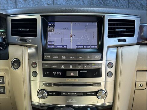 Used 2013 Lexus LX 570 4WD w/ Luxury Pkg image 24