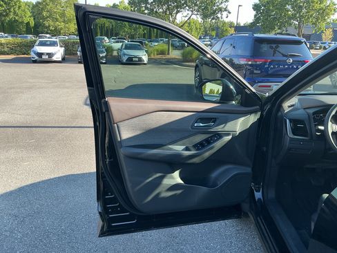 Used 2022 Nissan Rogue SV AWD/4WD image 12