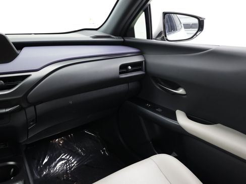 Used 2022 Lexus UX 200 w/ Accessory Package (Z1) FWD image 36