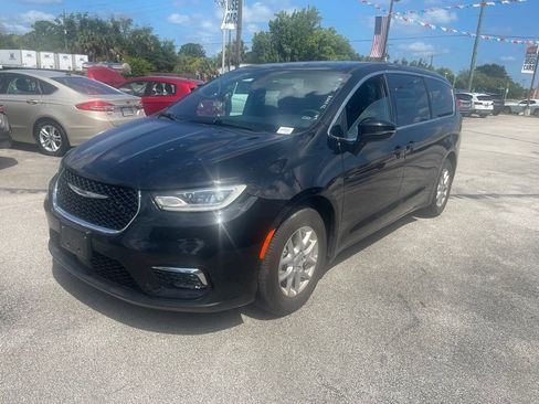 Used 2025 Chrysler Pacifica Select FWD image 4
