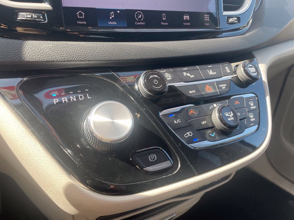 Used 2024 Chrysler Pacifica Touring-L FWD image 21