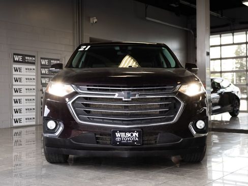 Used 2021 Chevrolet Traverse LT image 3