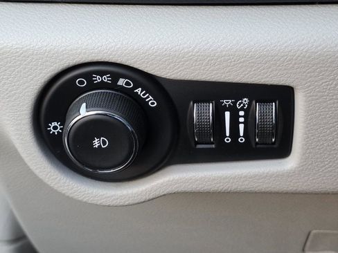 Used 2019 Chrysler Pacifica Touring-L image 26