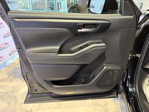 Used 2022 Toyota Highlander XLE AWD/4WD image 40