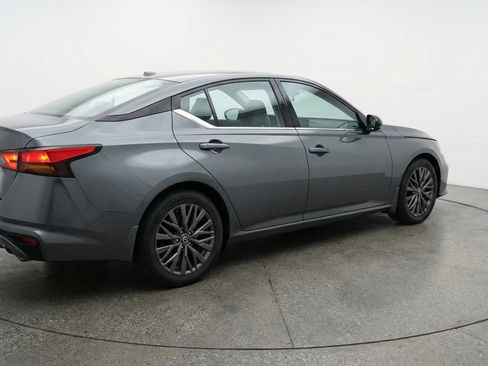 Used 2025 Nissan Altima 2.5 SV FWD image 9