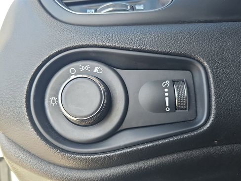 Used 2022 Jeep Renegade Sport image 25