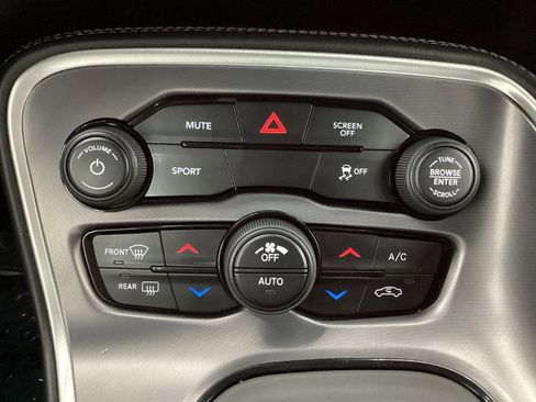 Used 2019 Dodge Challenger SXT RWD image 31