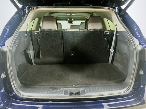 Used 2022 Toyota Highlander LE FWD image 29
