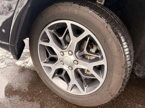 Used 2019 Jeep Grand Cherokee Overland AWD/4WD image 37