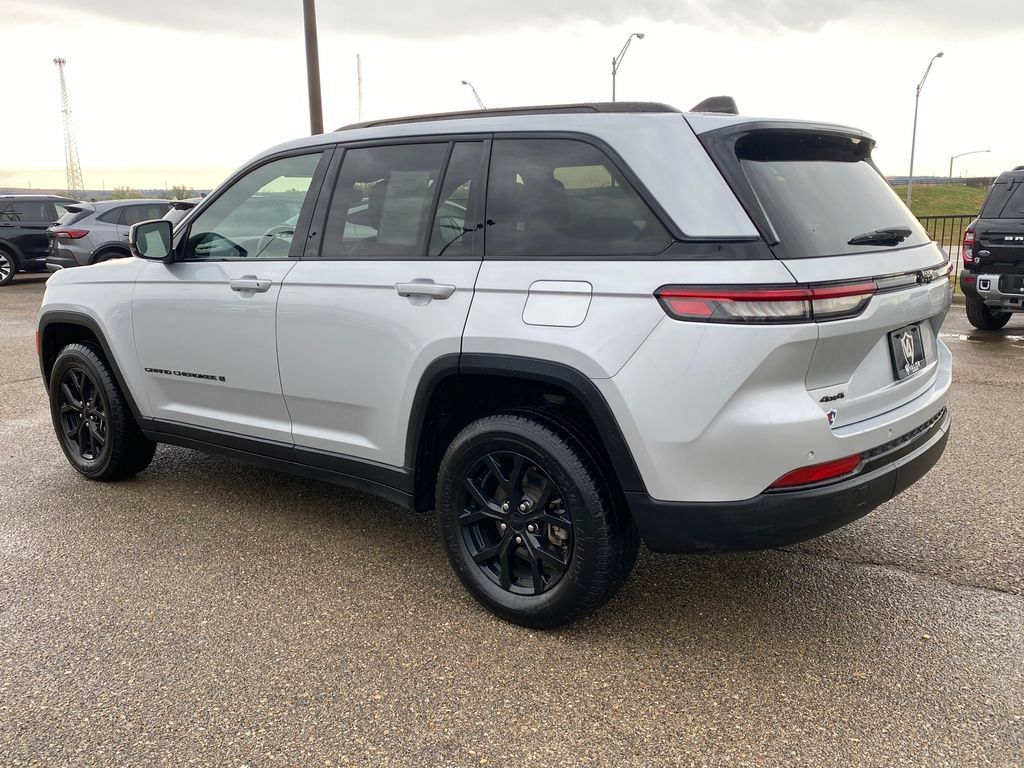 Used 2024 Jeep Grand Cherokee Altitude AWD/4WD image 4