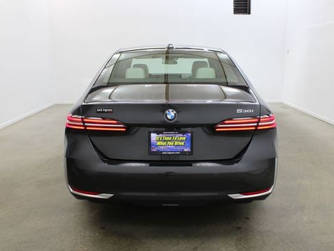 Used 2024 BMW 530i w/ Convenience Package image 3