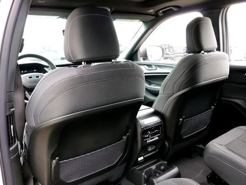 New 2025 Jeep Grand Cherokee L Laredo image 17