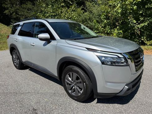 Used 2025 Nissan Pathfinder SV AWD/4WD image 4