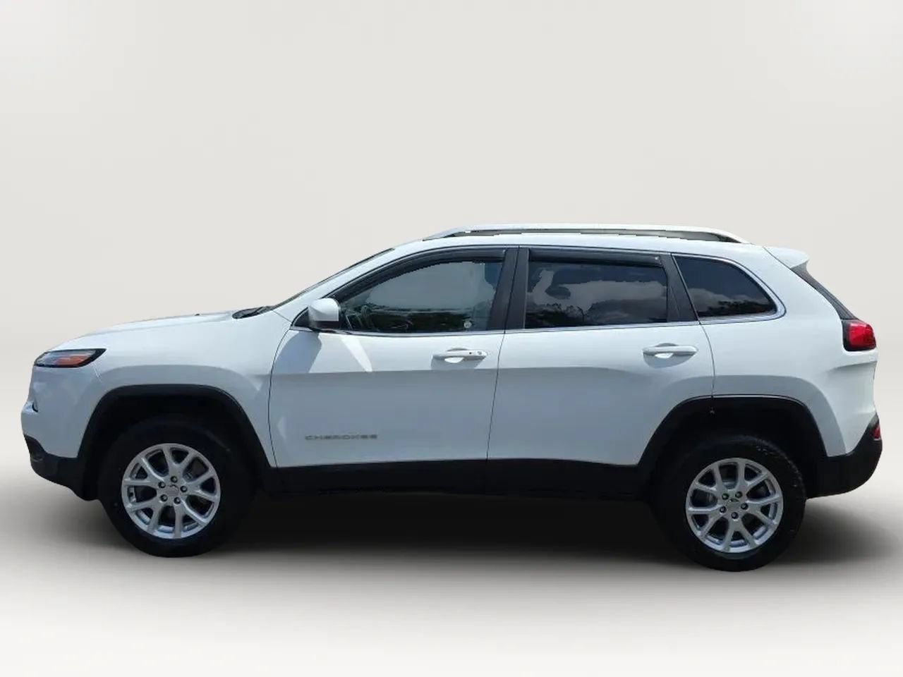 Used 2018 Jeep Cherokee Latitude Plus w/ Cold Weather Group AWD/4WD image 5
