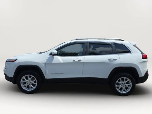 Used 2018 Jeep Cherokee Latitude Plus w/ Cold Weather Group AWD/4WD image 5