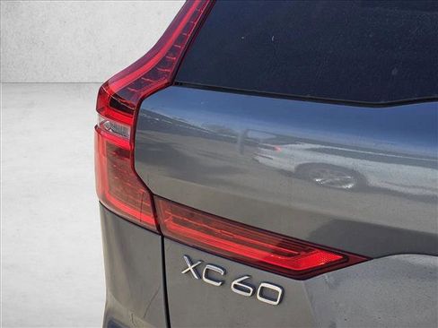 Used 2018 Volvo XC60 T6 Momentum w/ Convenience Package image 10