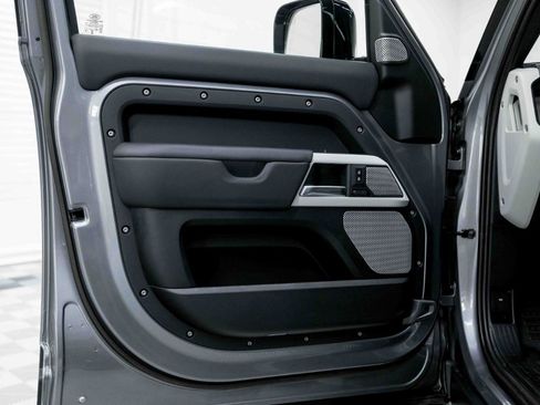 Used 2023 Land Rover Defender 130 SE image 38