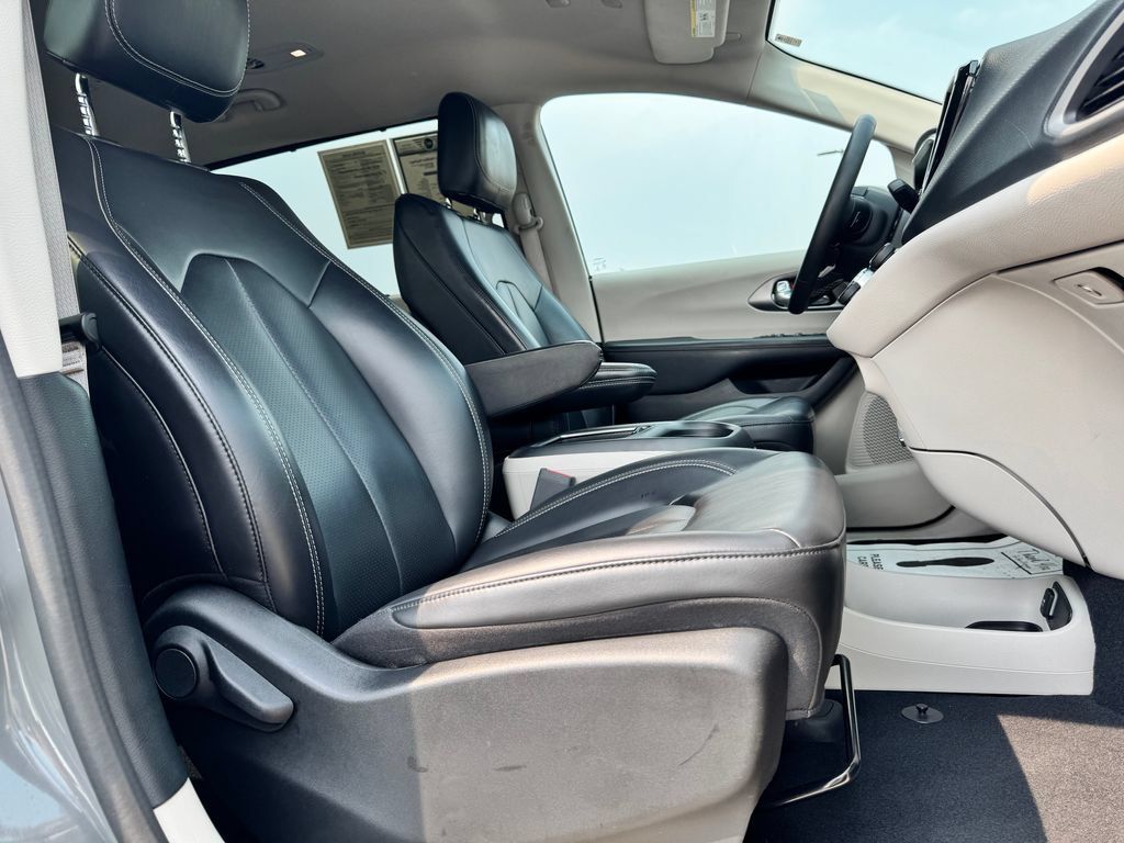 Used 2023 Chrysler Pacifica Touring-L AWD/4WD image 10