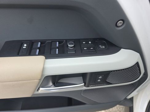Used 2020 Land Rover Defender 110 SE image 21