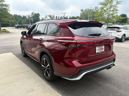 Used 2021 Toyota Highlander XSE AWD/4WD image 3