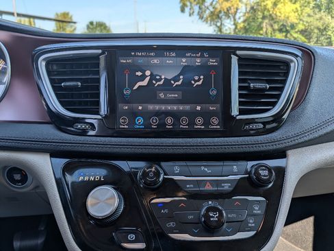 Used 2020 Chrysler Pacifica Limited FWD image 31