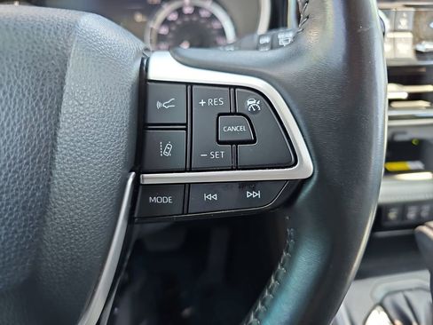 Used 2023 Toyota Highlander XLE FWD image 12