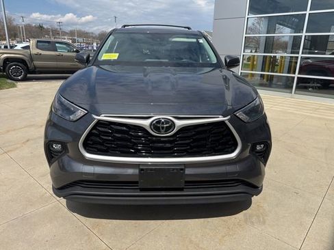 Used 2023 Toyota Highlander LE AWD/4WD image 2