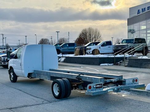 Used 2011 Ford E-450 and Econoline 450 Super Duty image 3