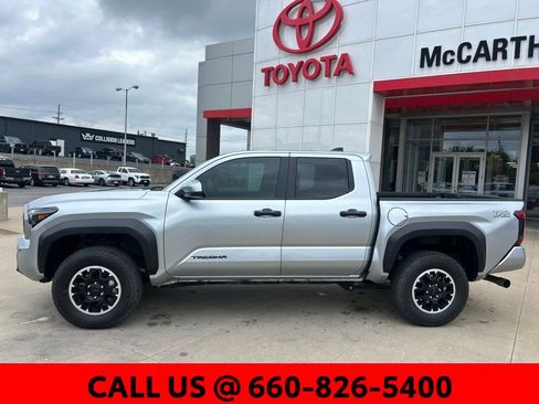 Certified 2025 Toyota Tacoma TRD Off-Road AWD/4WD image 13
