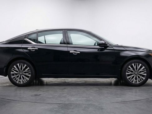 Used 2025 Nissan Altima 2.5 SV image 11