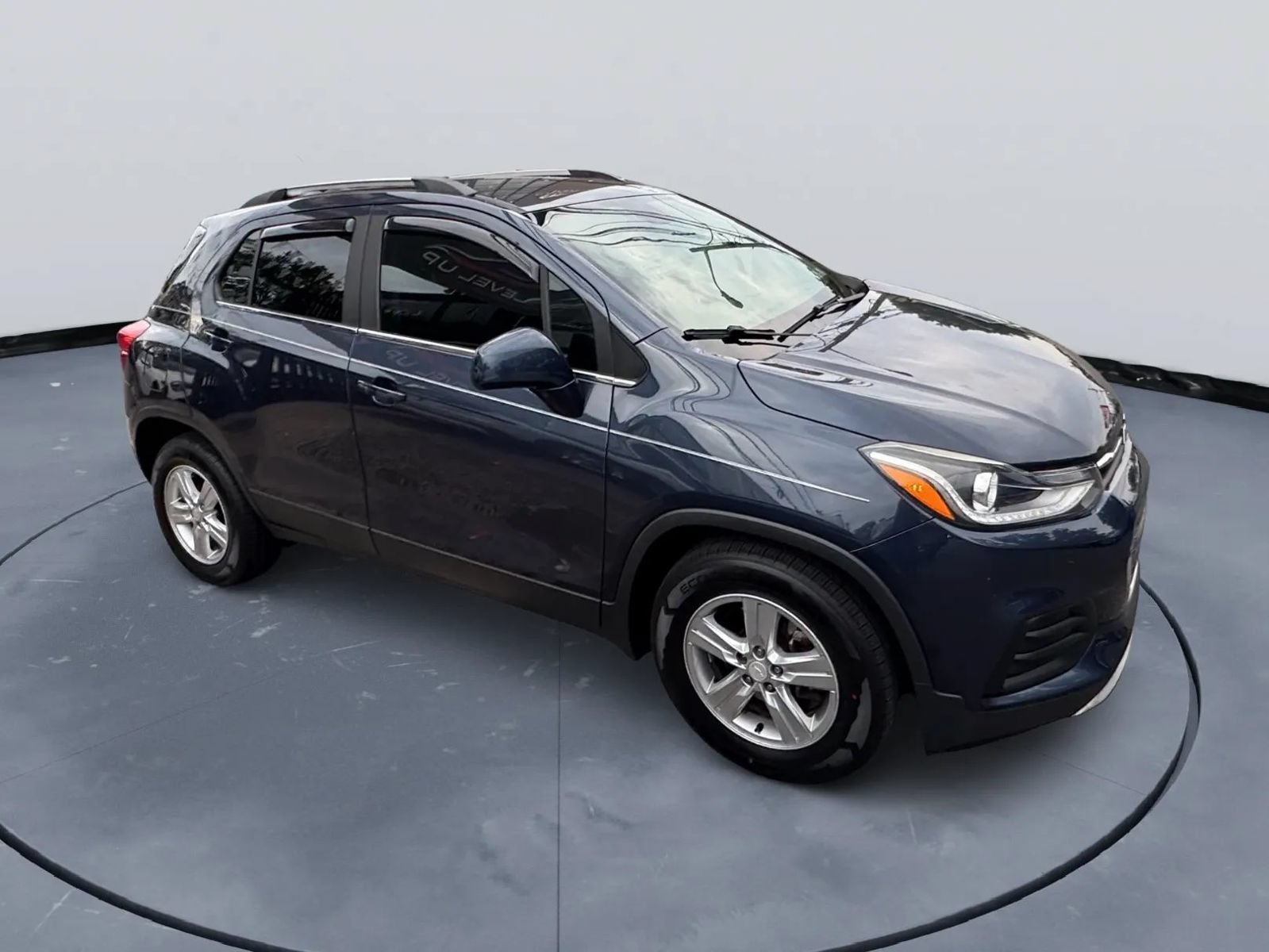 Used 2018 Chevrolet Trax LT w/ LPO, Cargo Package FWD image 3