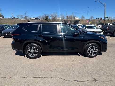 Used 2024 Toyota Highlander XLE AWD/4WD image 11