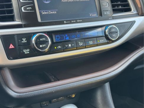 Used 2018 Toyota Highlander XLE AWD/4WD image 27