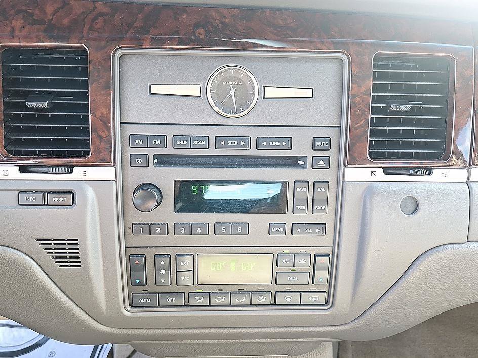 Used 2007 Lincoln Town Car Signature RWD image 15