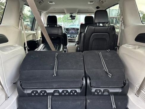 Used 2023 Chrysler Pacifica Touring-L image 18