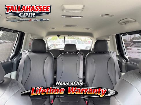 Used 2024 Kia Carnival EX FWD image 32