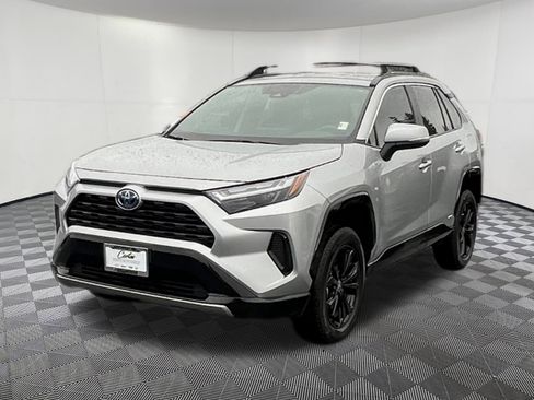 Used 2024 Toyota RAV4 SE image 3