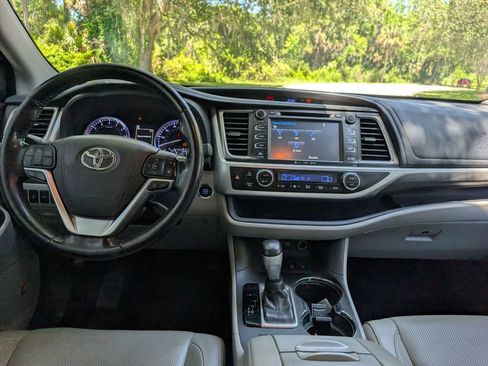 Used 2018 Toyota Highlander Limited Platinum AWD/4WD image 9