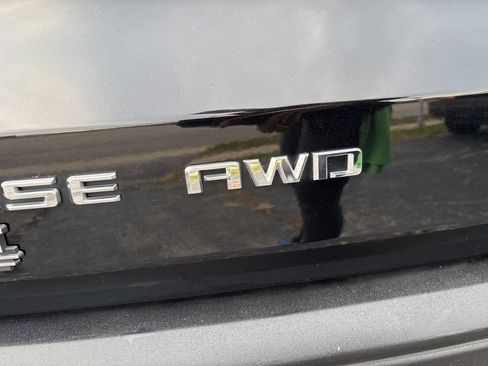 Used 2025 Chevrolet Traverse LT image 12