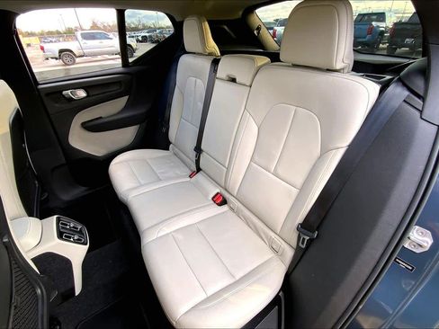 Used 2021 Volvo XC40 T5 Momentum w/ Premium Package image 19